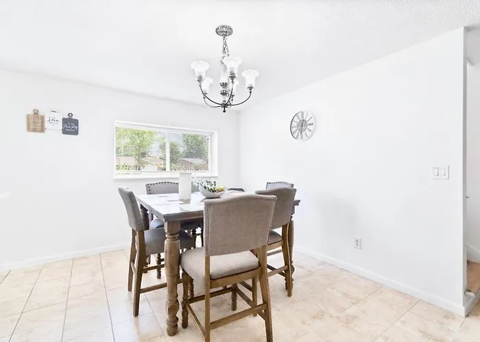 Perfect Getaway Near Beaches & Downtown! Apartment