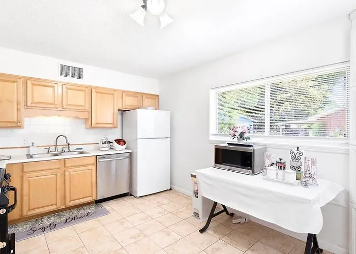 Perfect Getaway Near Beaches & Downtown! Apartment Pensacola