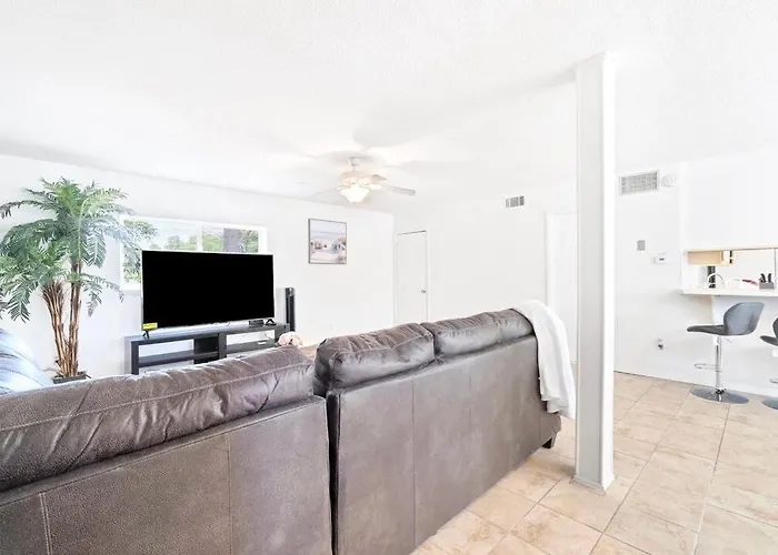 Apartment Perfect Getaway Near Beaches & Downtown!