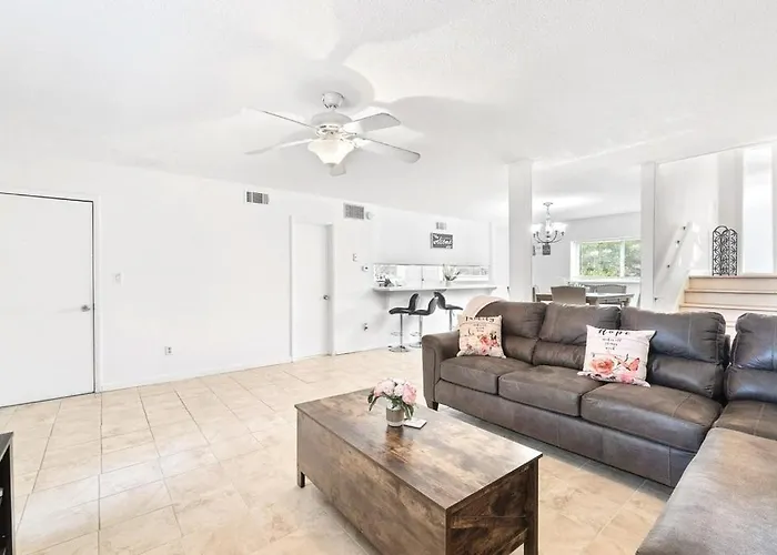 Perfect Getaway Near Beaches & Downtown! Apartment