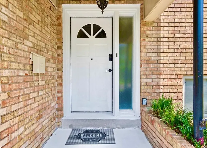 Perfect Getaway Near Beaches & Downtown! Apartment