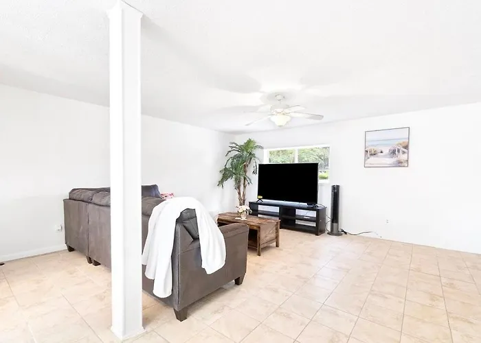 Perfect Getaway Near Beaches & Downtown! Apartment *