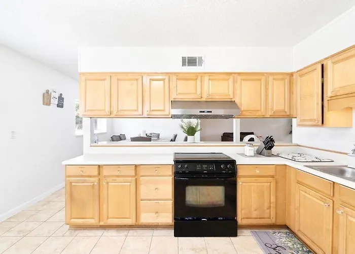 Apartment Perfect Getaway Near Beaches & Downtown!